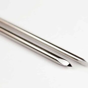 Imagen de un alambre de Kirschner fabricado en acero inoxidable de grado médico, utilizado en procedimientos quirúrgicos para la fijación ósea y estabilización de fracturas.